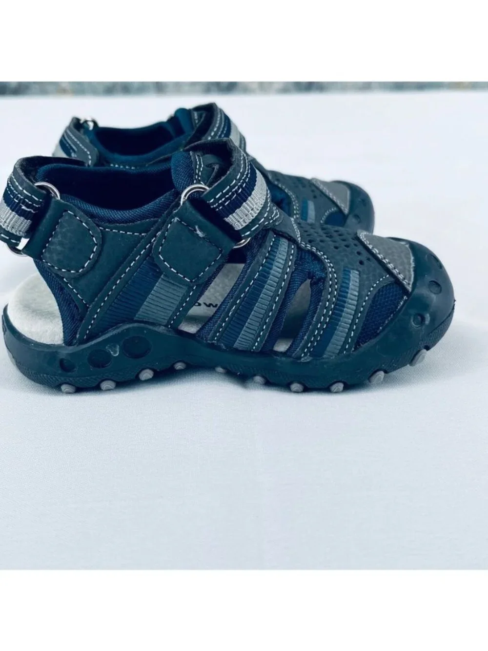 Apakowa Kids Boys Sandals Size 21 Athletic Double Strap Closed-Toe Beach Sandals
